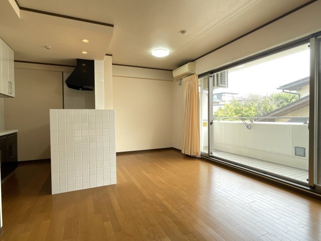 HOLLY HILLS RESIDENCE EASTの居間・リビング