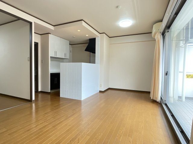 HOLLY HILLS RESIDENCE EASTの居間・リビング