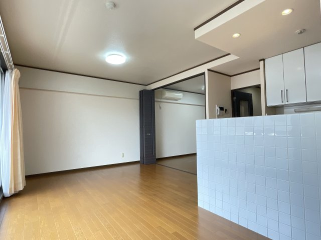 HOLLY HILLS RESIDENCE EASTの居間・リビング