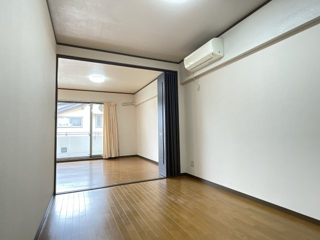 HOLLY HILLS RESIDENCE EASTの洋室