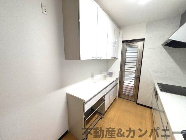 中村4丁目の中古戸建のキッチン|背面収納付きカップボードです