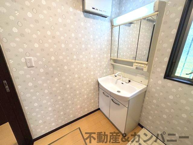 中村4丁目の中古戸建の独立洗面台|クロスが可愛らしく朝の身支度がより楽しくなる空間です