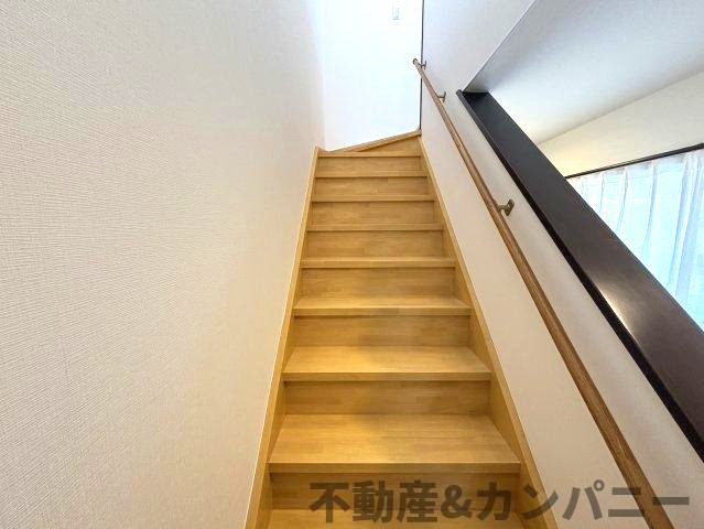 中村4丁目の中古戸建のその他|手すり付き階段です