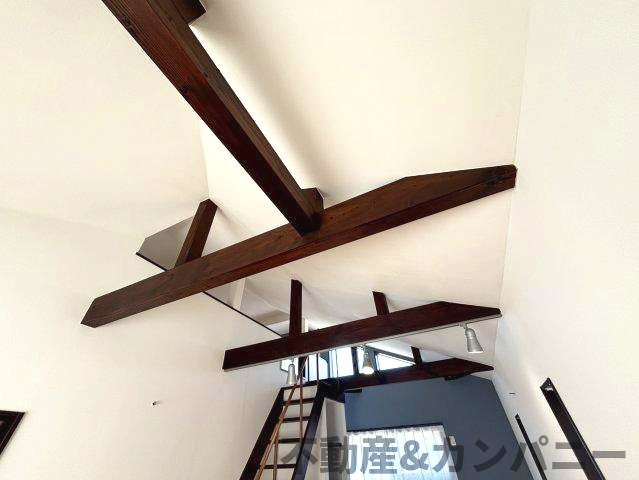 中村4丁目の中古戸建の洋室|梁が素敵です