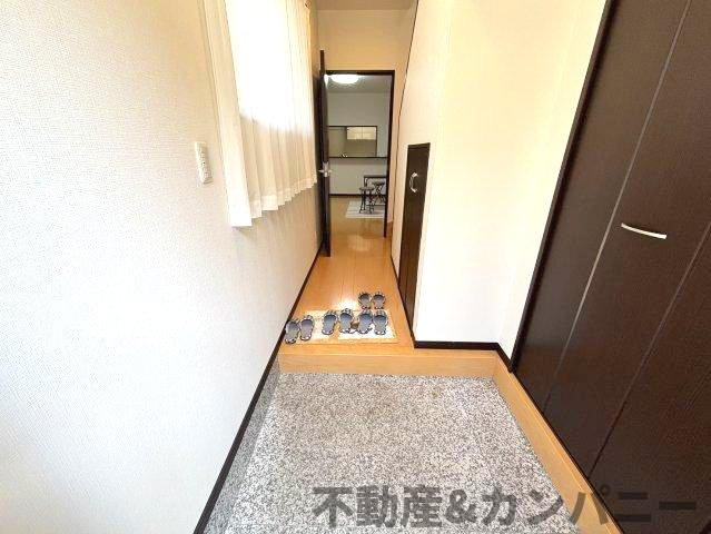 中村4丁目の中古戸建の玄関|明るい玄関です