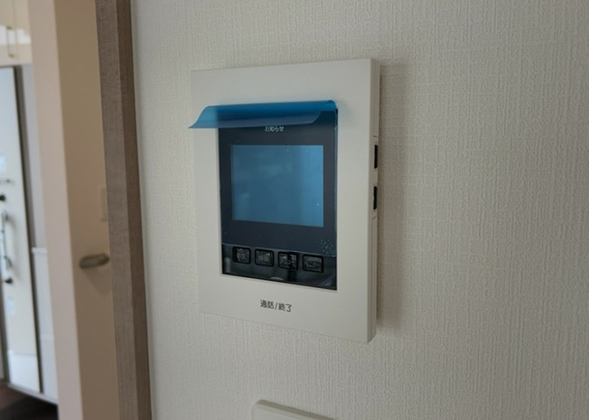 【セキュリティ】 | 訪問者を室内から映像と音声で確認できるＴＶモニター付きインターホンです。録画機能も備わっており、留守中の来訪者も把握できて一人でのお留守番や夜間の対応時も安心の防犯設備となっております。