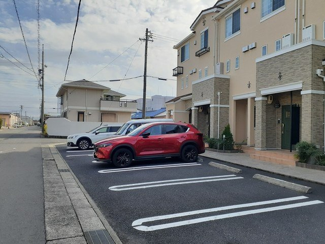 メゾン　ドゥーズの駐車場|駐車場に車を止められます