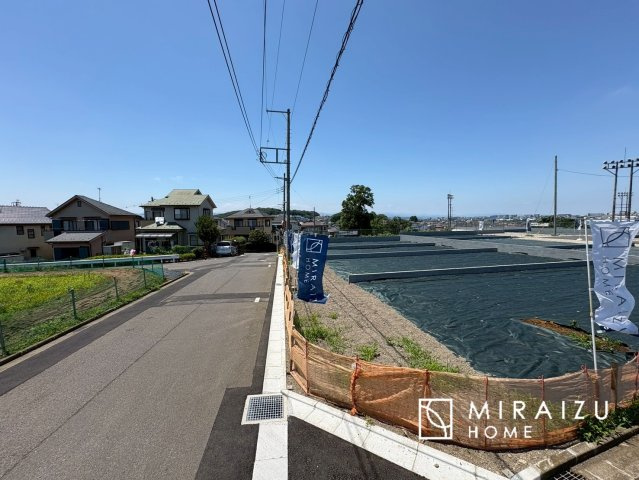 【外観】 | 運転が不安な方も安心な前面道路、きちんと幅員のある道路は女性にも安心です。整備されている道路は気持ちも良いですね♪