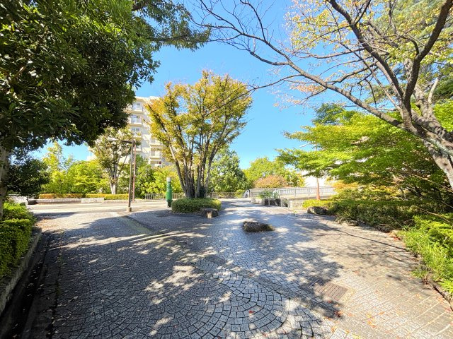 南大沢遊歩道に面しており、駅や小中学校まで車道を使わずに歩くことが出来ます。