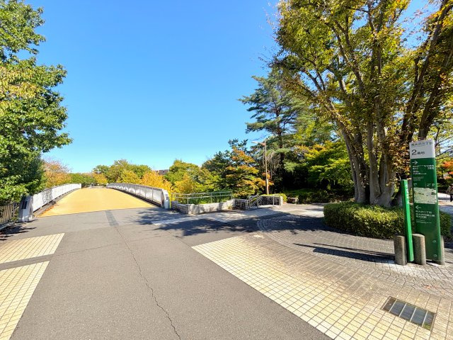 南大沢遊歩道に面しており、駅や小中学校まで車道を使わずに歩くことが出来ます。