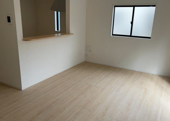 【内装】 | 内装はとにかくおしゃれなものがいい！と選ぶ前に、まず住んだ後のことを想像してみましょう。住んでみたらコンセントの位置が悪くて使いにくいなど出てきます。事前にどの家電をどこに置くか想定しておきましょう。
