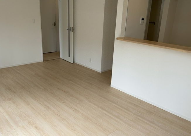 【内装】 | 建物建築の外壁の主流となっているサイディング仕様は、板を外壁に貼り合わせる施工方法です。金属系・木質系・窯業系があり、断熱性や耐用性などが異なります。外壁の色やデザインなど詳細は現地でご確認ください。