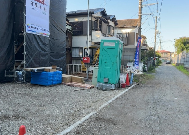【前面道路含む現地写真】 | 住宅用の土地では前面道路に2m以上接していなければならないと法律で定められています。しかし、お持ちの車のサイズやライフスタイルなどにより、2mでは利便が悪い場合もございますので、事前に確認しましょう。