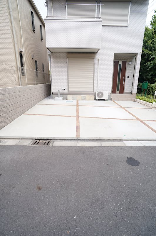 中丸子戸建て賃貸 D棟の駐車場