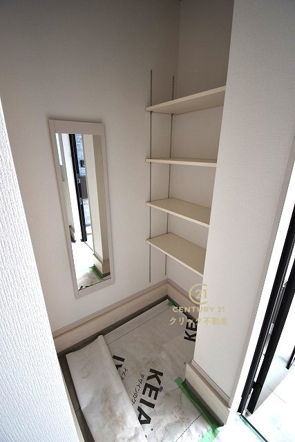ケイアイフィット　水戸市本町　4期 　限定1棟！の玄関|ミニトランクとして使えるスペースです。雨具、防災用品、スポーツ用品等を置くのもいいですね。オープンタイプの可動棚は置きたい物に合わせて自由な使い方ができます。