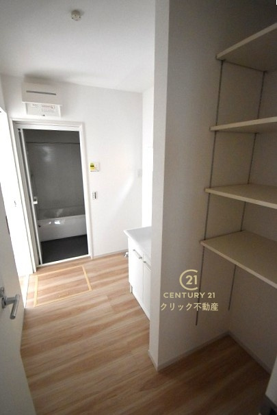 ケイアイフィット　水戸市本町　4期 　限定1棟！の独立洗面台|写真は、手前から順にパントリー、洗面脱衣室、浴室です。洗面脱衣室を2WAY出入り口にし、生活動線をコンパクトに整えました。