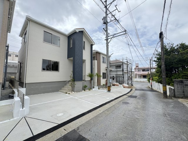 宜野湾市嘉数（全8棟）C号棟の外観|C号棟　並列駐車3台可♪オシャレな植栽付き♪