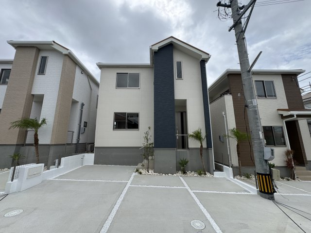 宜野湾市嘉数（全8棟）C号棟の外観|C号棟　並列駐車3台可♪オシャレな植栽付き♪