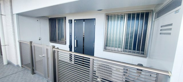 門戸付きの専用ポーチはプライバシー保護の役割も果たします