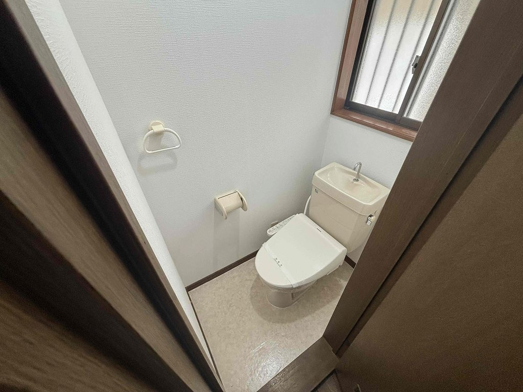 塩屋台3丁目戸建のトイレ
