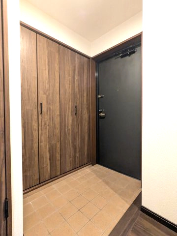 【玄関】 | エステートマンション大濠グランディール | お部屋の顔になる玄関は広めの設計。大容量のシューズボックスもついています♪