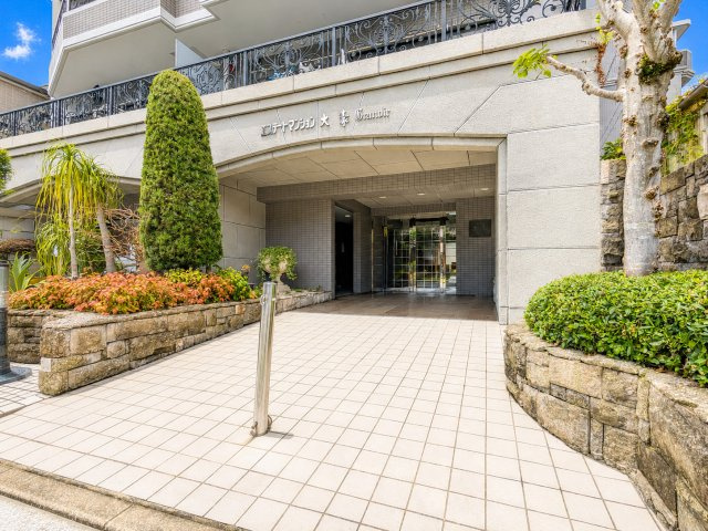 【エントランス】 | エステートマンション大濠グランディール | しっかり手入れされた緑溢れるエントランスです。重厚感のあるつくりが魅力です♪