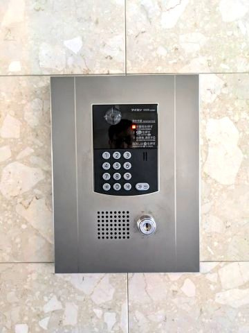 【防犯設備】 | エステートマンション大濠グランディール | 来訪者が確認できる防犯面に優れたオートロック＋テレビモニター付きインターフォン完備で安心です♪