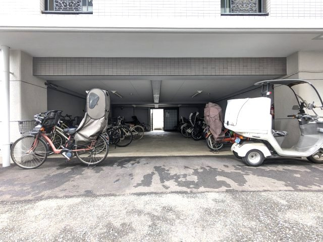 【駐輪場】 | エステートマンション大濠グランディール | 屋根付き駐輪場は雨の日も安心です♪