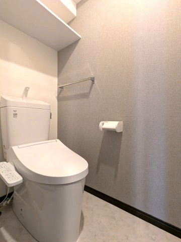 【トイレ】 | エステートマンション大濠グランディール | 温水洗浄便座付きのトイレです。トイレットペーパーなどが収納できる棚付きで便利です♪