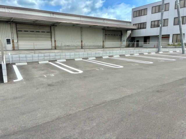 ハイムレトア飾東 A棟の駐車場