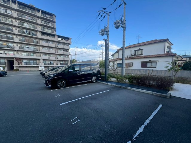 クレセントコートの駐車場