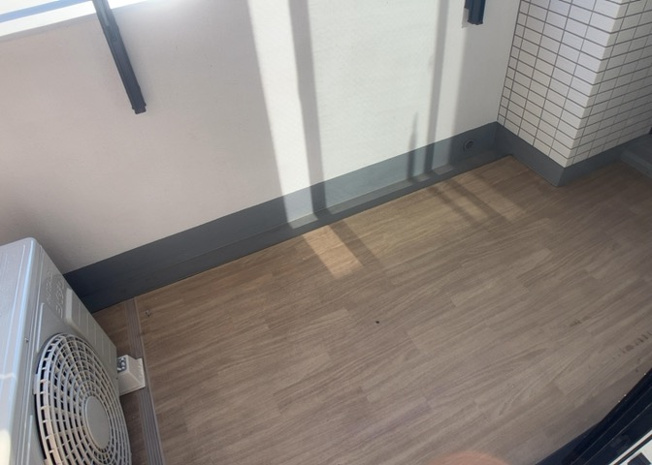 【バルコニー】 | プレシス八王子レグリオ | バルコニーは、室外の専用スペースのうち、「屋根がなく開放された空間」であるものを指します。ベランダより広いタイプのものが多く、日当たりもよいため家庭菜園などを楽しみたい人にとって適した環境となります。