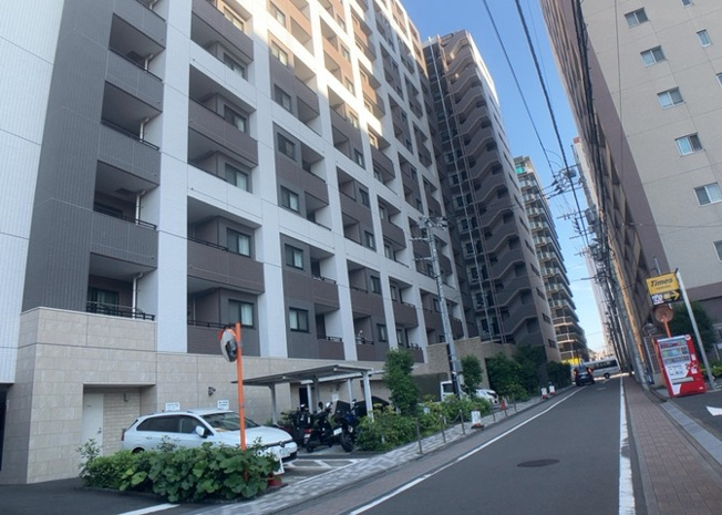 【現況写真】 | プレシス八王子レグリオ | 外観はマンション管理がされているかの目安になります。築年数が古いと、壁面は劣化してひび割れが生じることも！建物が古びていても細かいところが修繕されていると、きちんと管理されているなぁと感じるでしょう。