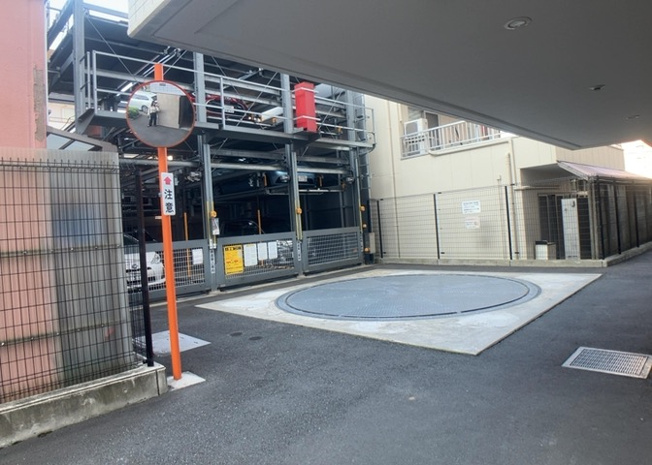 【駐車場】 | プレシス八王子レグリオ | 車一台あたりに必要なスペースは、標準サイズの普通自動車で横幅2m50cm、長さ5mは必要になります。ただし、乗降のことも考慮して横幅3m30cm、長さ5m50cmほどは確保できるところを選びましょう。