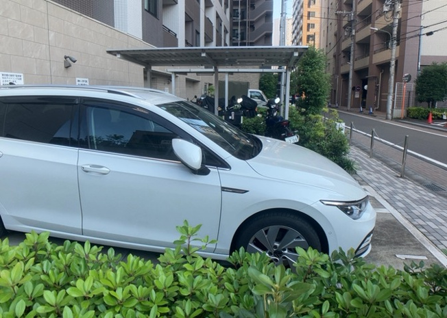 【駐車場】 | プレシス八王子レグリオ | 駐車場と明記されていても、最小スペースでつくられた駐車場だと大型車は駐車できなかったり、出入りしにくくなったりする可能性があります。お車のサイズと購入したい物件の駐車場のサイズを現地で確認しましょう。