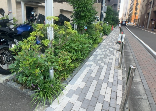 【庭】 | プレシス八王子レグリオ | 物件によっては、入居者が個人的に使用できる専用庭がついているものもあります。また、住宅の中にある土間の部分を庭と呼ぶこともあります。庭の用途は住む人によって変わり、それによってデザインもさまざまです。