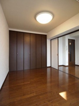 【寝室】 | 弥生町ファミリーマンション | きれいなフローリング。