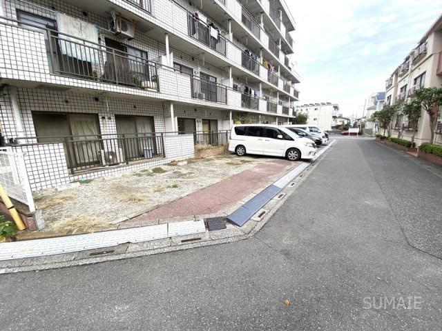 ホワイトパレス大宮の駐車場