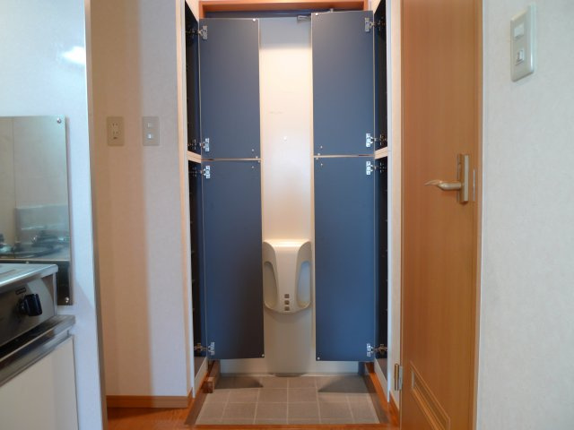 ニューライフ津田沼の玄関|両サイドにシューズボックスがあり玄関は広く使えますよ
