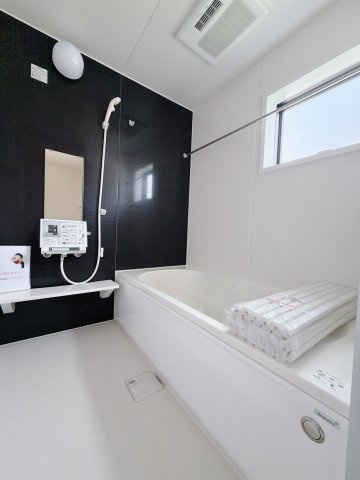 【新築戸建】伊勢崎市国定町第3　の浴室|■浴室（2号棟）｜ゆったり足を伸ばせるサイズの浴室(*＾＾*)　夜間のお洗濯や、雨の日のお洗濯に大活躍の浴室暖房乾燥機付き！お子さまとの入浴の際に嬉しいエコベンチ浴槽付きです♪