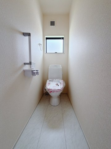 【新築戸建】伊勢崎市国定町第3　のトイレ|■トイレ（2号棟）｜白を基調とトイレをご用意しております♪窓付きなので常に換気もでき、綺麗保てます♪