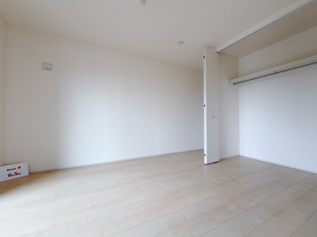 【新築戸建】伊勢崎市国定町第3　の洋室|■1階洋室（2号棟）｜お子様の一人部屋にピッタリな洋室。木のぬくもりを感じるフローリングは、天然木の味わいが時とともに深みを増していきます。また、傷にも強く、フリーワックスでお手入れもラクラクです♪