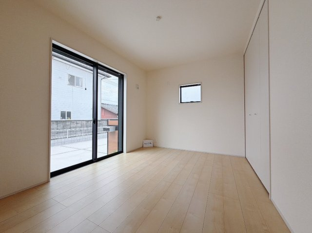 【新築戸建】伊勢崎市国定町第3　の洋室|■1階洋室（2号棟）｜1階洋室には大きな窓をご用意しています。日中はあたたかな日差し差し込み自分時間も充実できますね＾＾