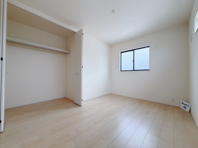 【新築戸建】伊勢崎市国定町第3　の洋室|■1階洋室（2号棟）｜ナチュラルカラーの床です。模様替えなどとても楽しく工夫できます♪陽当たり、風通しもとても良いので毎日快適な生活スタートです！子供部屋にも良いですね♪