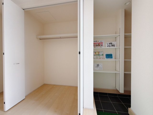 【新築戸建】伊勢崎市国定町第3　の収納|■WIC（2号棟）｜お気に入りのお洋服もシワを作らずきれいに管理ができる夢のウォークインクローゼット！今お使いの収納ケースもスッポリそのまま収まる広さです♪