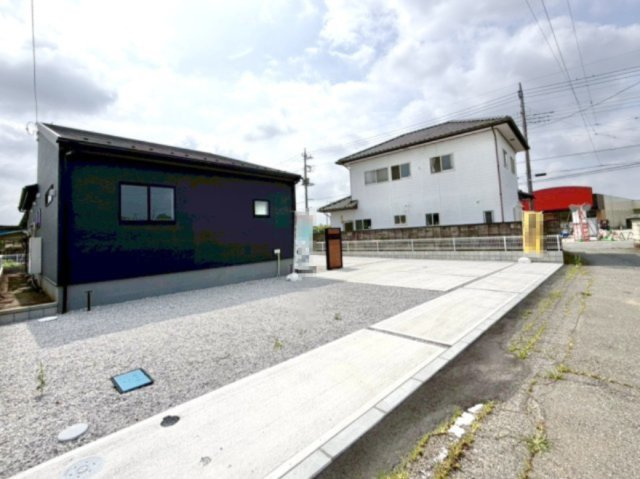 【新築戸建】伊勢崎市国定町第3　の外観|■外観（2号棟）｜特徴のある個性的な住まいと美しい街並み、そして住みやすい環境を、ぜひ現地でご覧になりませんか。お気軽にお問合せください(^^)  