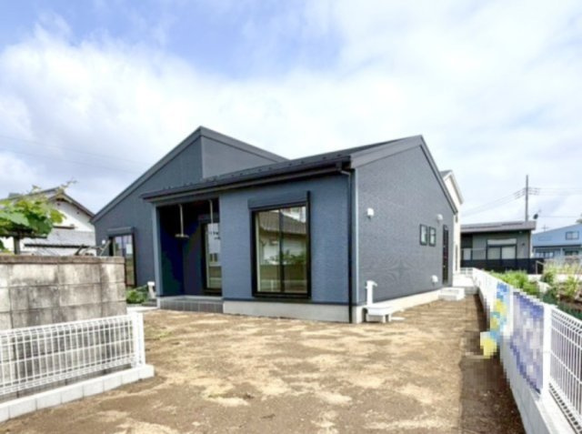 【新築戸建】伊勢崎市国定町第3　の外観|■外観（2号棟）｜陽だまりのリビング、家事らくキッチンのお家、ついに完成！永く住むほどに愛着を深める、味わい豊かなデザインです。完成したばかりの新築を、一度ご覧になってみませんか？