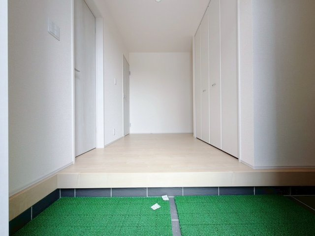 【新築戸建】伊勢崎市国定町第3　の玄関|■玄関（2号棟）｜毎日の「いってらっしゃい」や「お帰りなさい」を大切なご家族と過ごす玄関は〈使いやすさ〉を追求しております。玄関横の物入は急な来客時でもさっとお片付けできるスペースを確保しています。