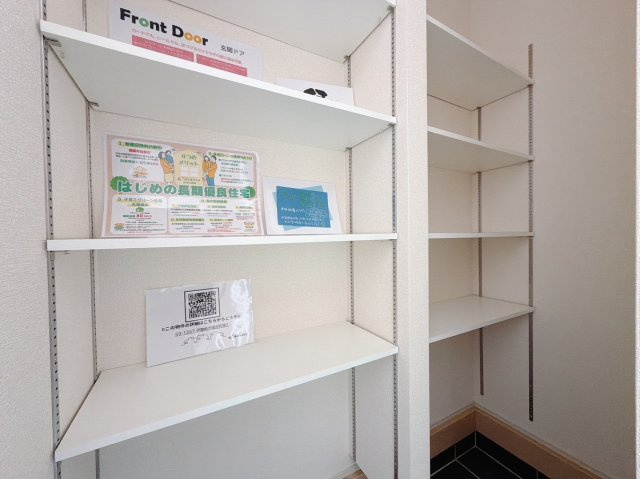 【新築戸建】伊勢崎市国定町第3　の収納|■玄関（2号棟）｜ご家族の靴がたくさんしまえる下駄箱付き。お子様の靴がこれから増えても安心な大きさです。
