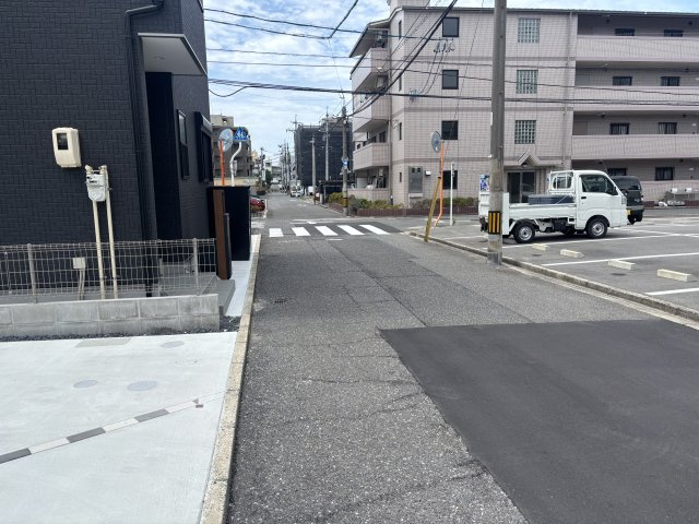 西区南観音8丁目の前面道路含む現地写真|前面道路は広く車の出し入れもスムーズ。落ち着いた住環境で安心して暮らせます。